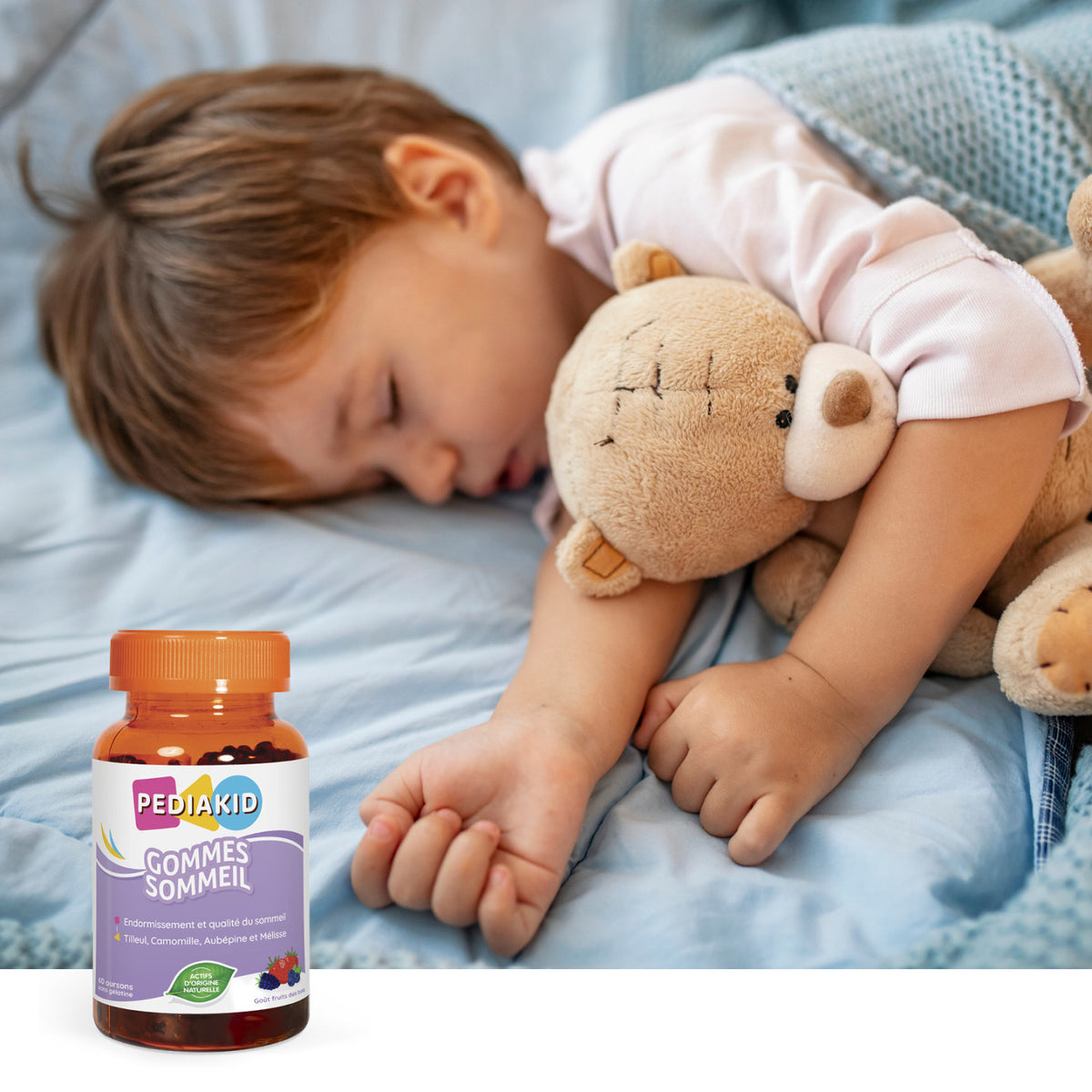 PEDIAKID Sommeil ursuleți gumați - copil care doarme cu ursulețul de pluș, lângă flaconul de 60 de ursuleți