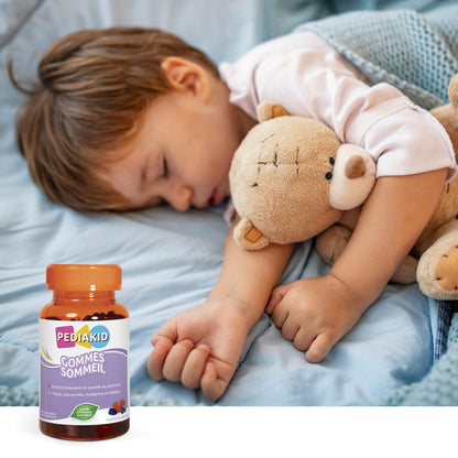 PEDIAKID Sommeil ursuleți gumați - copil care doarme cu ursulețul de pluș, lângă flaconul de 60 de ursuleți