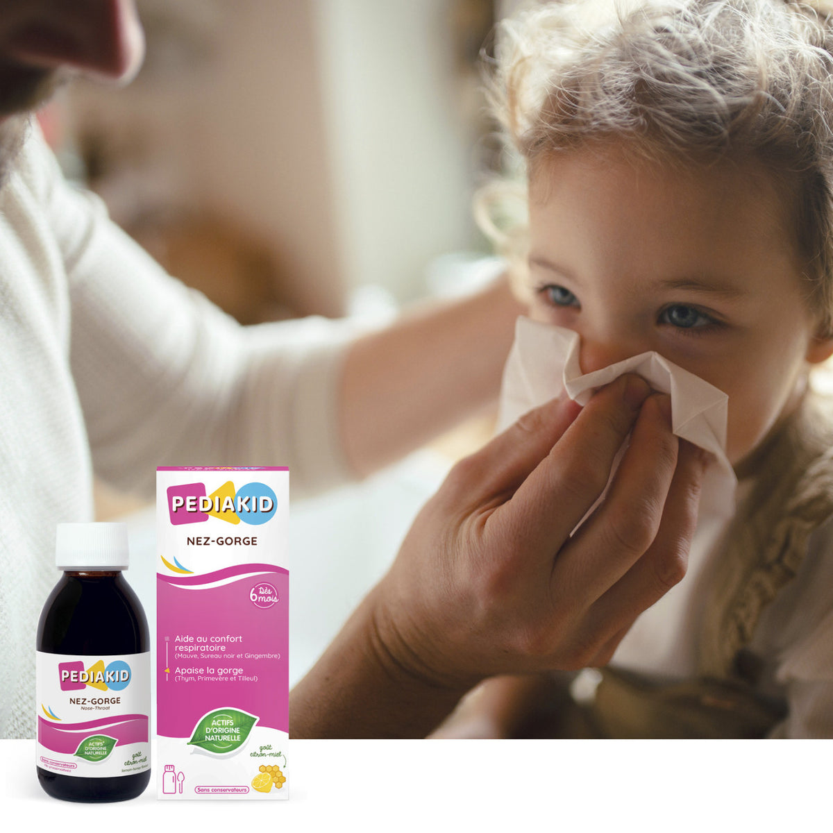 PEDIAKID Nez-Gorge sirop - mamă care șterge năsucul fetiței cu un șervețel, alături de flaconul și cutia produsului