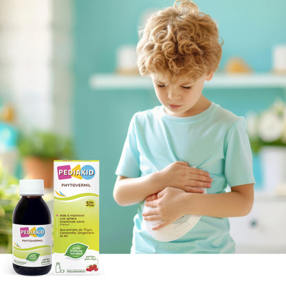 PEDIAKID Phytovermil sirop 125 ml - băiețel cu mâna pe burtică, alături de flaconul și cutia produsului