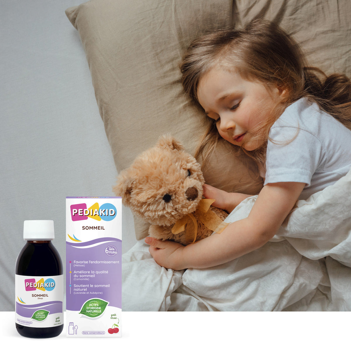 PEDIAKID Sommeil sirop - fetiță care doarme liniștită cu ursulețul de pluș, alături de flaconul și cutia produsului
