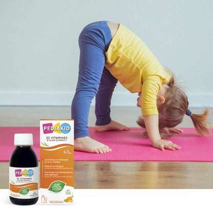 PEDIAKID 22 Vitamine și minerale sirop - fetiță care face yoga lângă flaconul de sirop